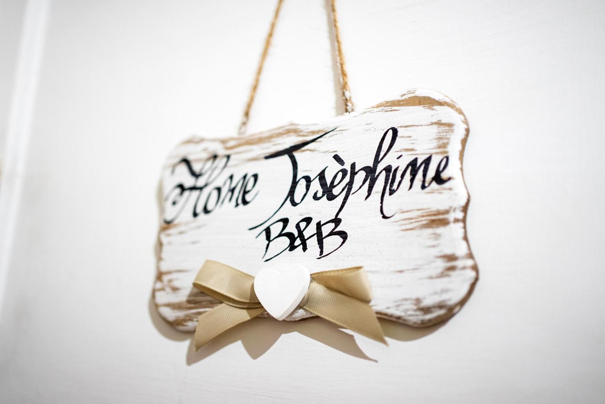 Home Josephine, A Due Passi Dalla Reggia Caserta Bagian luar foto